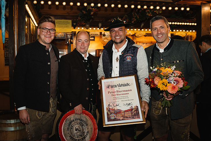 Georg Baudrexl gratuliert mit Josef Wildgruber und Kilian Stöttner Peter Biermann zum Jubiläum (©Foto: Paulaner/ Monacoshots Jan Saurer)